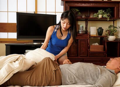 Bị chồng bỏ bê thiếu thốn lâu ngày, con dâu làm liều bú cặc bố chồng đang ngủ Bị chồng bỏ bê thiếu thốn lâu ngày, con dâu làm liều bú cặc bố chồng đang ngủ