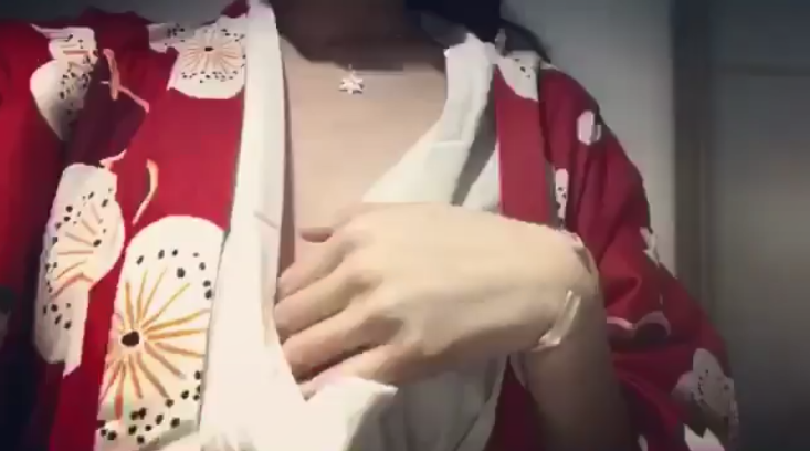 Em cởi bộ kimono đỏ Em cởi bộ kimono đỏ