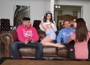 Khi nhà có mỗi 1 máy chơi game mà có đến 4 anh chị em Khi nhà có mỗi 1 máy chơi game mà có đến 4 anh chị em