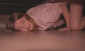 Lợi dụng nện chị kế khó tính đang kẹt dưới gầm giường Lợi dụng nện chị kế khó tính đang kẹt dưới gầm giường