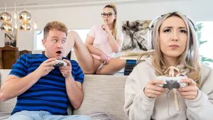 Mãi chơi game không biết cô bạn cùng phòng đang gạ địt bạn trai Mãi chơi game không biết cô bạn cùng phòng đang gạ địt bạn trai